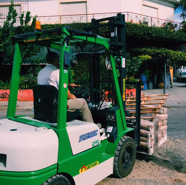 El Portugu&eacute;s: Corral&oacute;n de materiales, ferreter&iacute;a y bazar.
