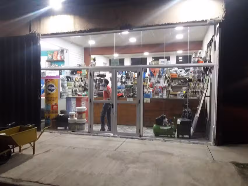 Ferreteria Y Forrajeria La Esquina Del Uocra